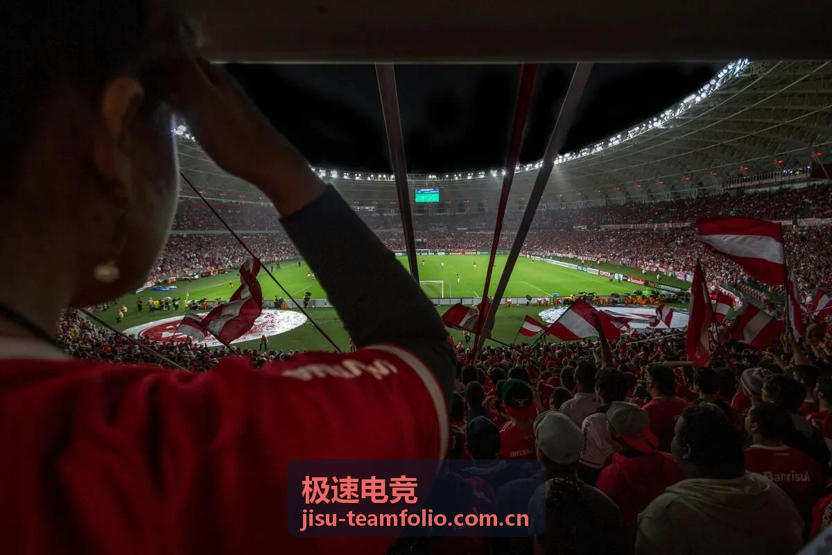 极速电竞玩家调整训练设备与桌面空间